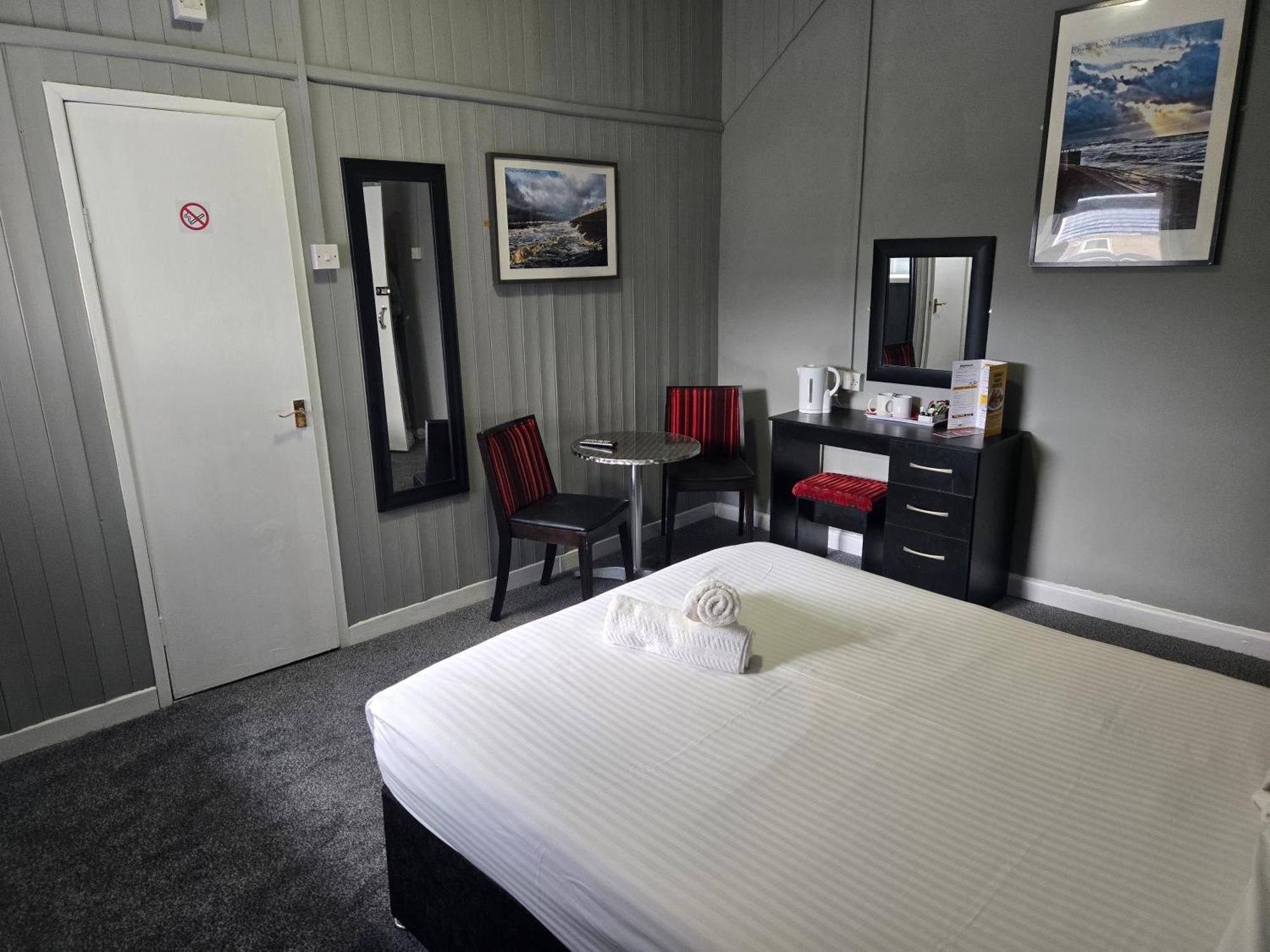 Peek-A-Booze - Budget Hotel - Adults Only Blackpool Eksteriør billede