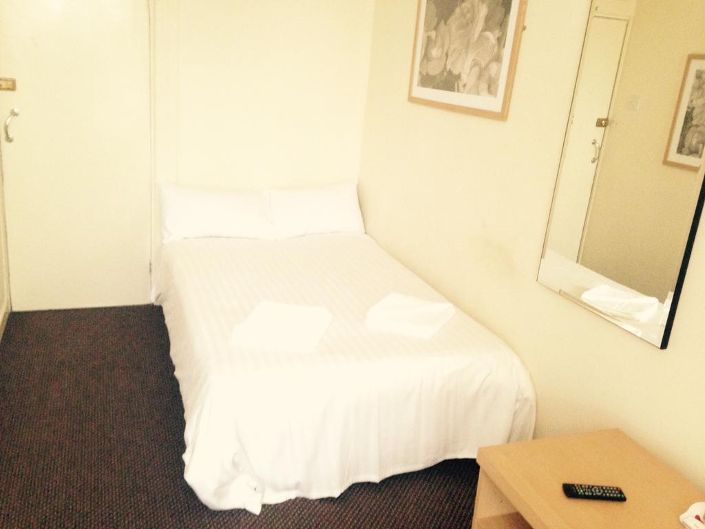 Peek-A-Booze - Budget Hotel - Adults Only Blackpool Værelse billede