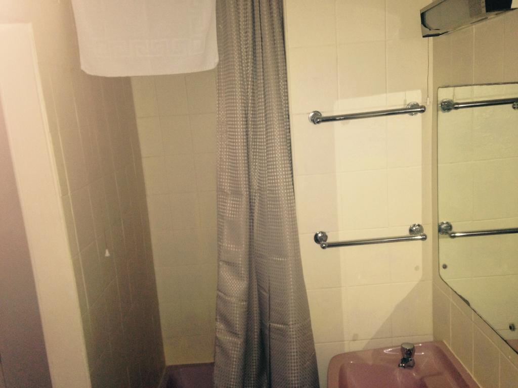 Peek-A-Booze - Budget Hotel - Adults Only Blackpool Værelse billede
